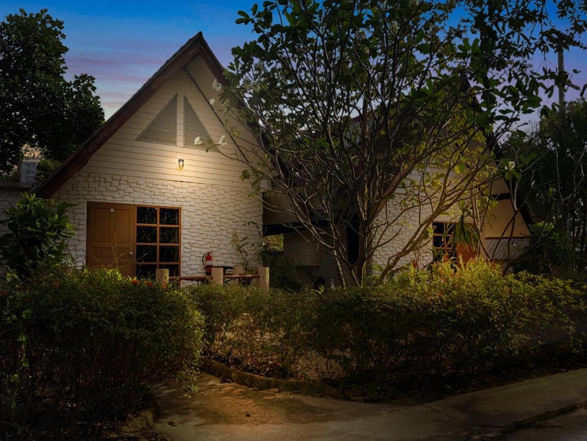 Blue Beach Resort Baanphakrimlay 외부 사진