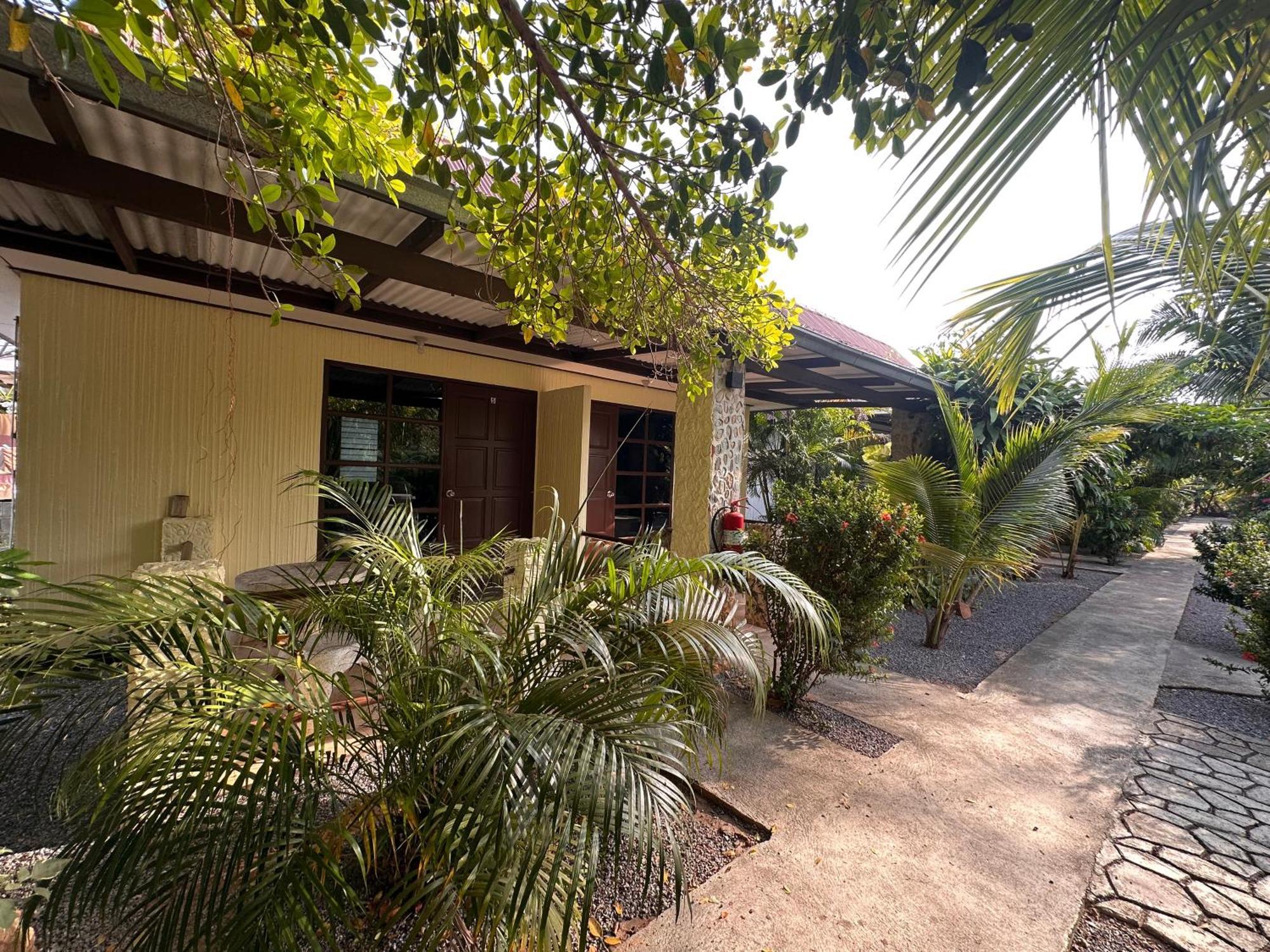 Blue Beach Resort Baanphakrimlay 외부 사진